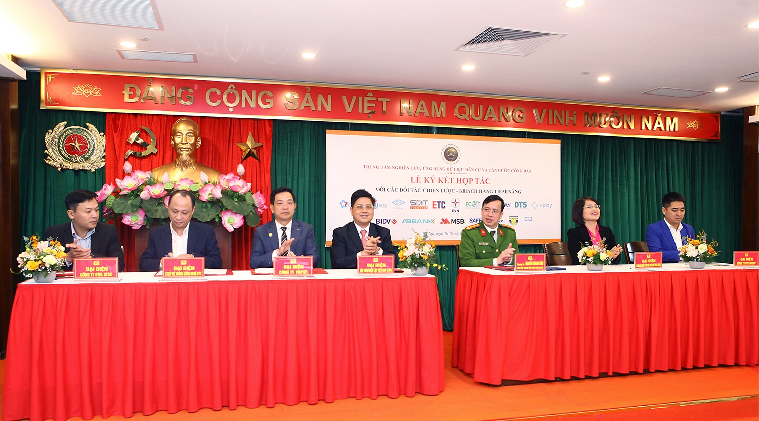 EVN và Bộ Công an ký thoả thuận hợp tác nhằm nâng cao chất lượng dịch vụ khách hàng