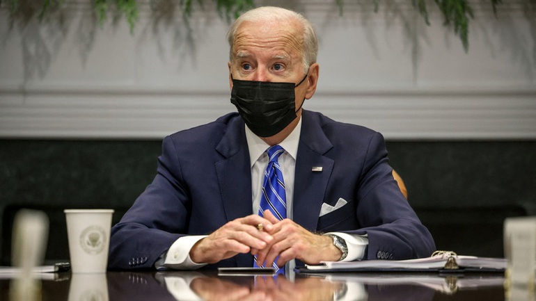 Omicron lan chưa từng thấy, ông Biden cảnh báo mùa đông chết chóc - 1