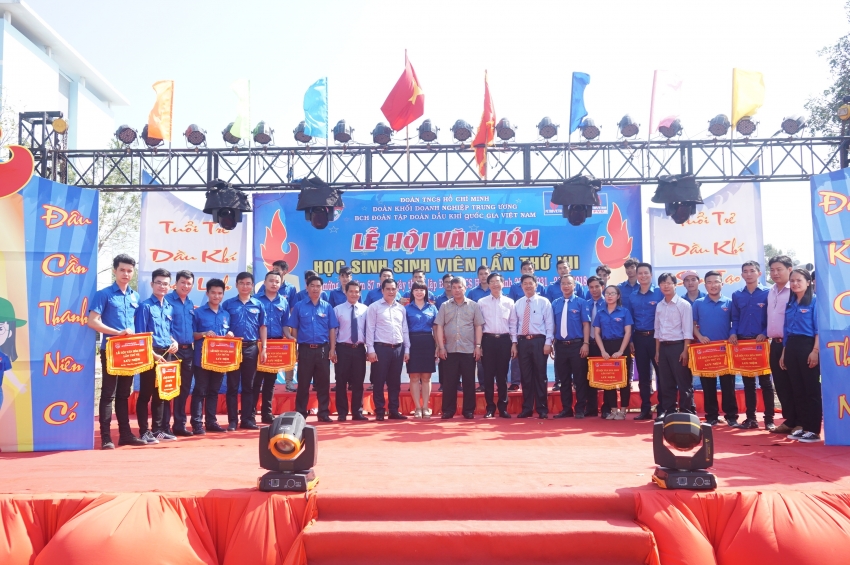 tung bung le hoi van hoa hoc sinh sinh vien dau khi lan thu vii