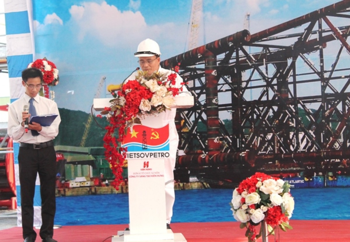 Hạ thủy chân đế giàn BK Thiên Ưng
