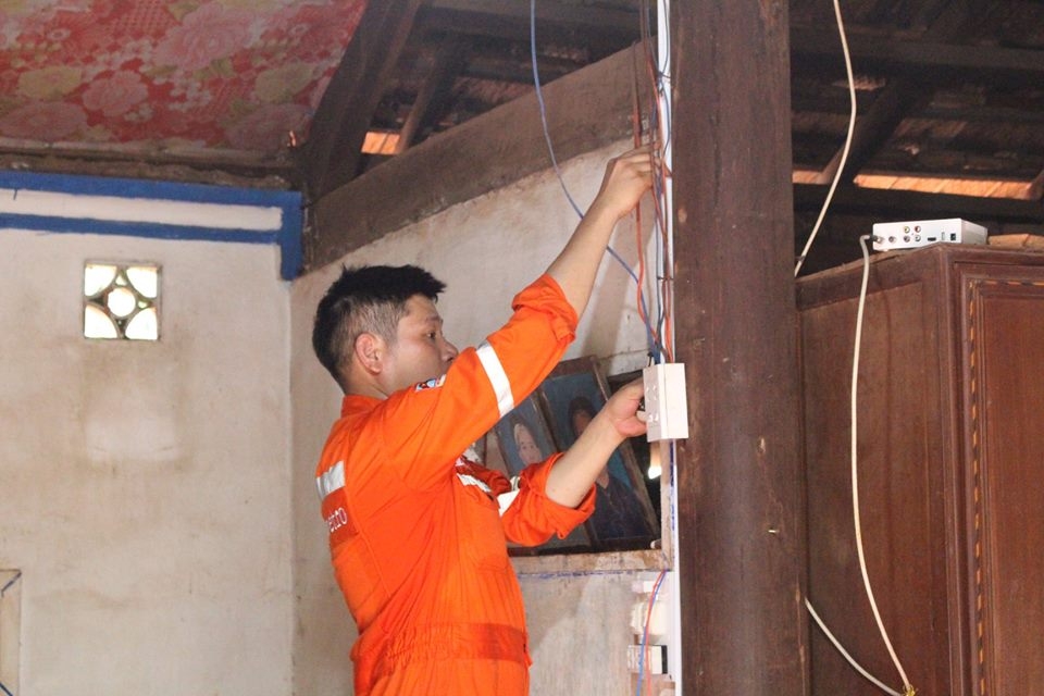 doan thanh nien vietsovpetro sua chua dien cho cac ho gia dinh co hoan canh kho khan tai xa hoa binh