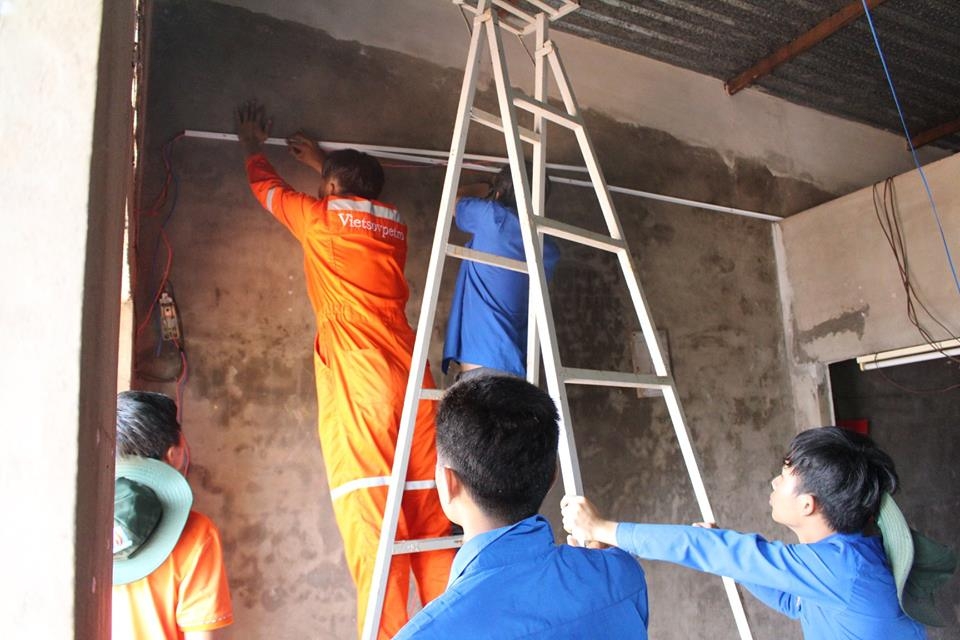 doan thanh nien vietsovpetro sua chua dien cho cac ho gia dinh co hoan canh kho khan tai xa hoa binh