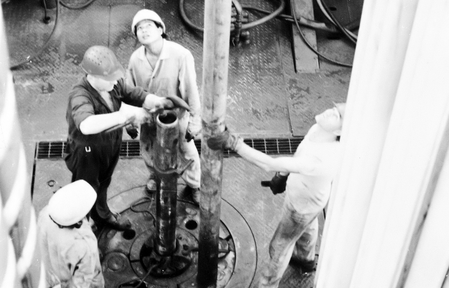 Vietsovpetro tìm thấy và khai thác dầu trong đá móng như thế nào?