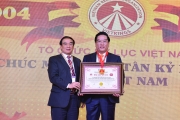 BIENDONG POC nhận Kỷ lục Việt Nam “Đơn vị tổ chức lễ Chào cờ ở cụm giàn khai thác Hải Thạch - Mộc Tinh xa đất liền nhất trên Biển Đông”