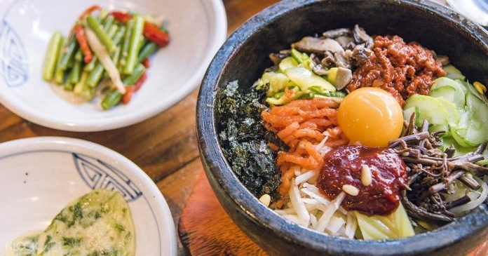 Nếm thử món cơm trộn Bibimbap nổi tiếng tại nhà hàng Gogung Insadong