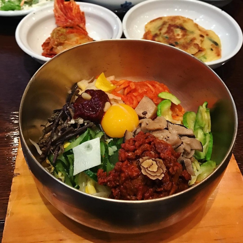 Nếm thử món cơm trộn Bibimbap nổi tiếng tại nhà hàng Gogung Insadong