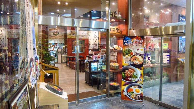 Nếm thử món cơm trộn Bibimbap nổi tiếng tại nhà hàng Gogung Insadong