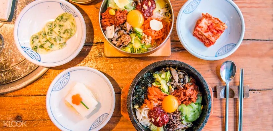Nếm thử món cơm trộn Bibimbap nổi tiếng tại nhà hàng Gogung Insadong