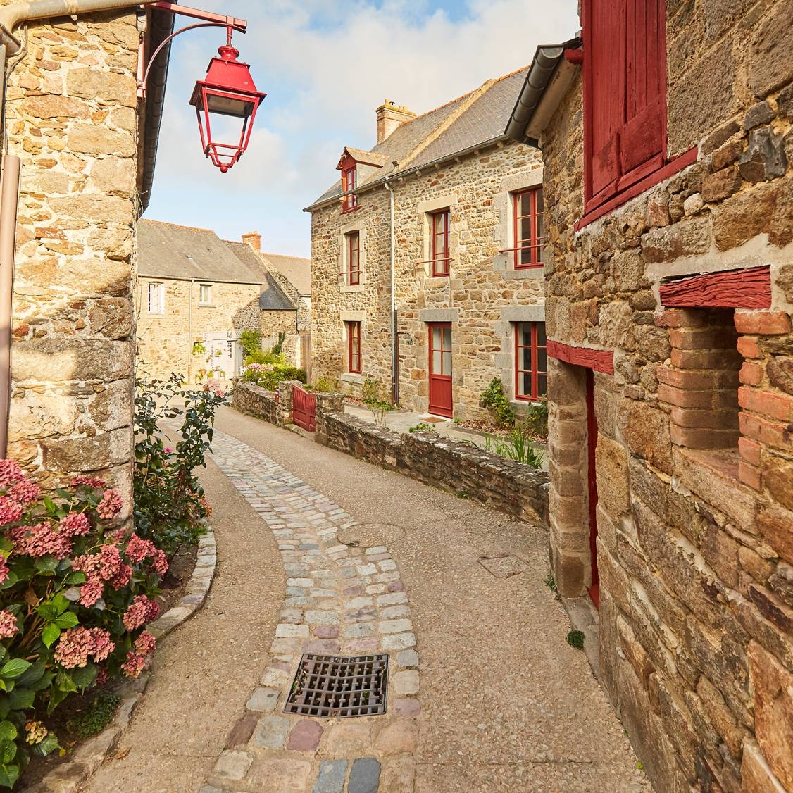 Vẻ đẹp tựa cổ tích của những ngôi làng bình yên nhất nước Pháp