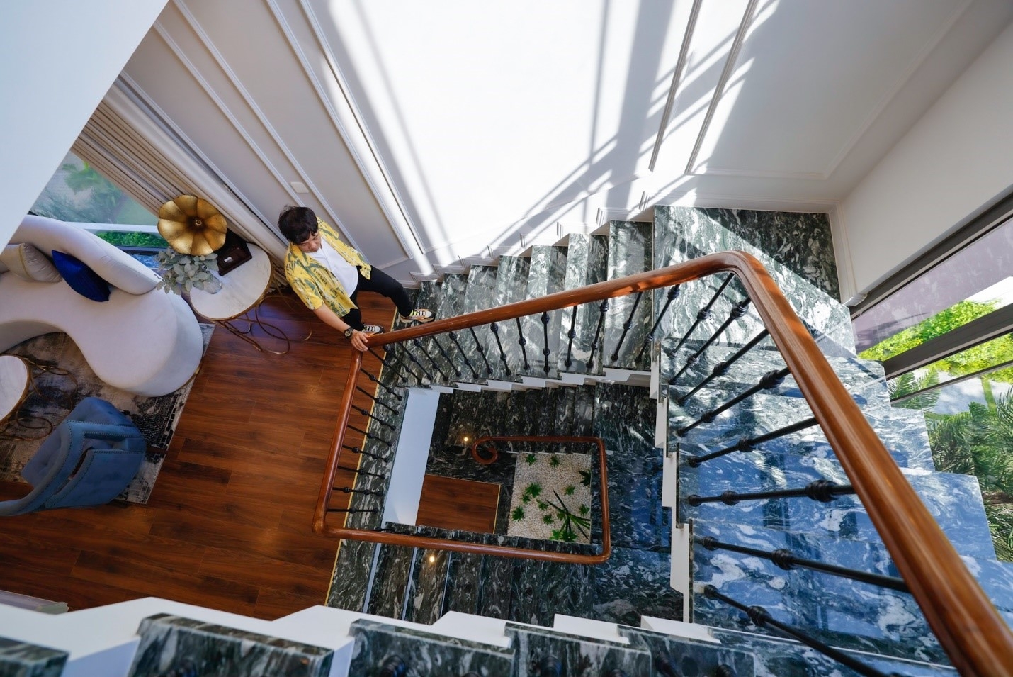 Thiết kế nhà được bố trí ô cửa kính đón nắng tự nhiên