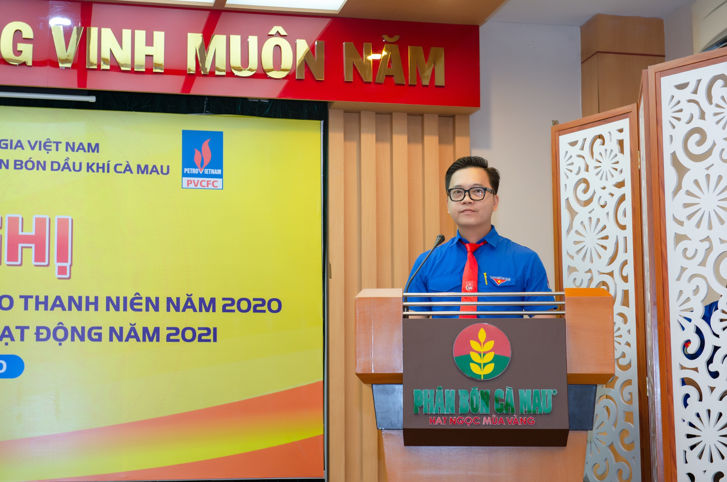 Đại diện BCH Chi đoàn trình bày tham luận tại Hội nghị Đại diện BCH Chi đoàn trình bày tham luận tại Hội nghị