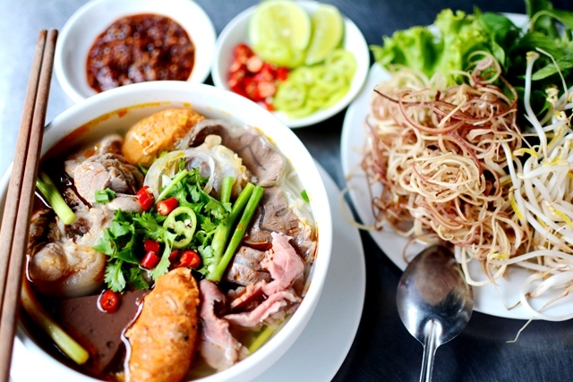 Bún bò Huế chợ Đông Ba - Điểm đến ẩm thực yêu thích của đầu bếp nổi tiếng Anthony Bourdain