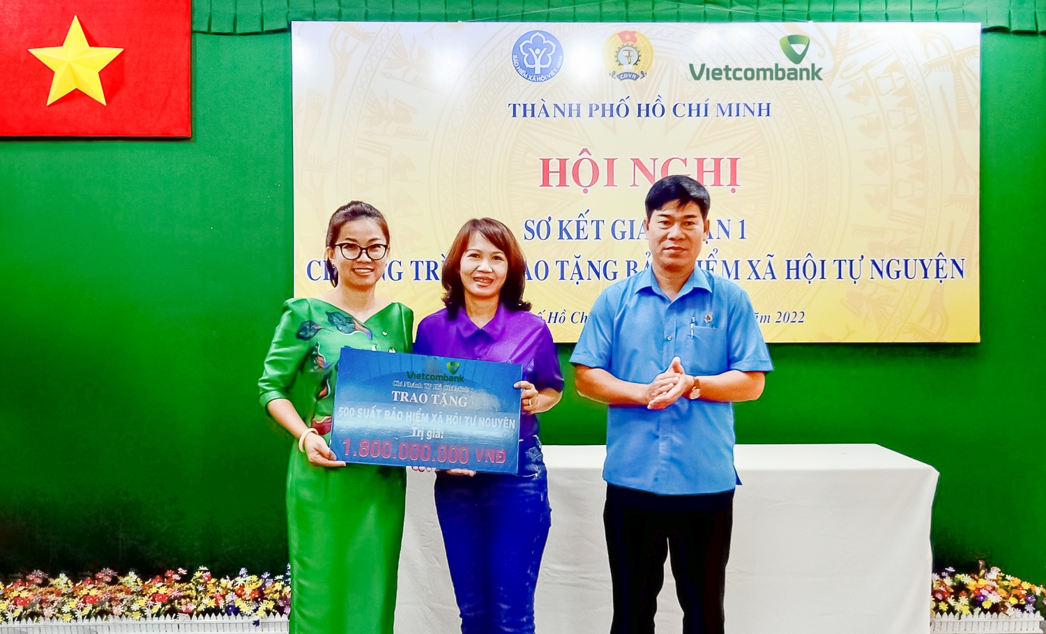 Vietcombank TP HCM tiếp tục ủng hộ 2,2 tỷ đồng hỗ trợ đoàn viên khó khăn trên địa bàn tham gia bảo hiểm y tế