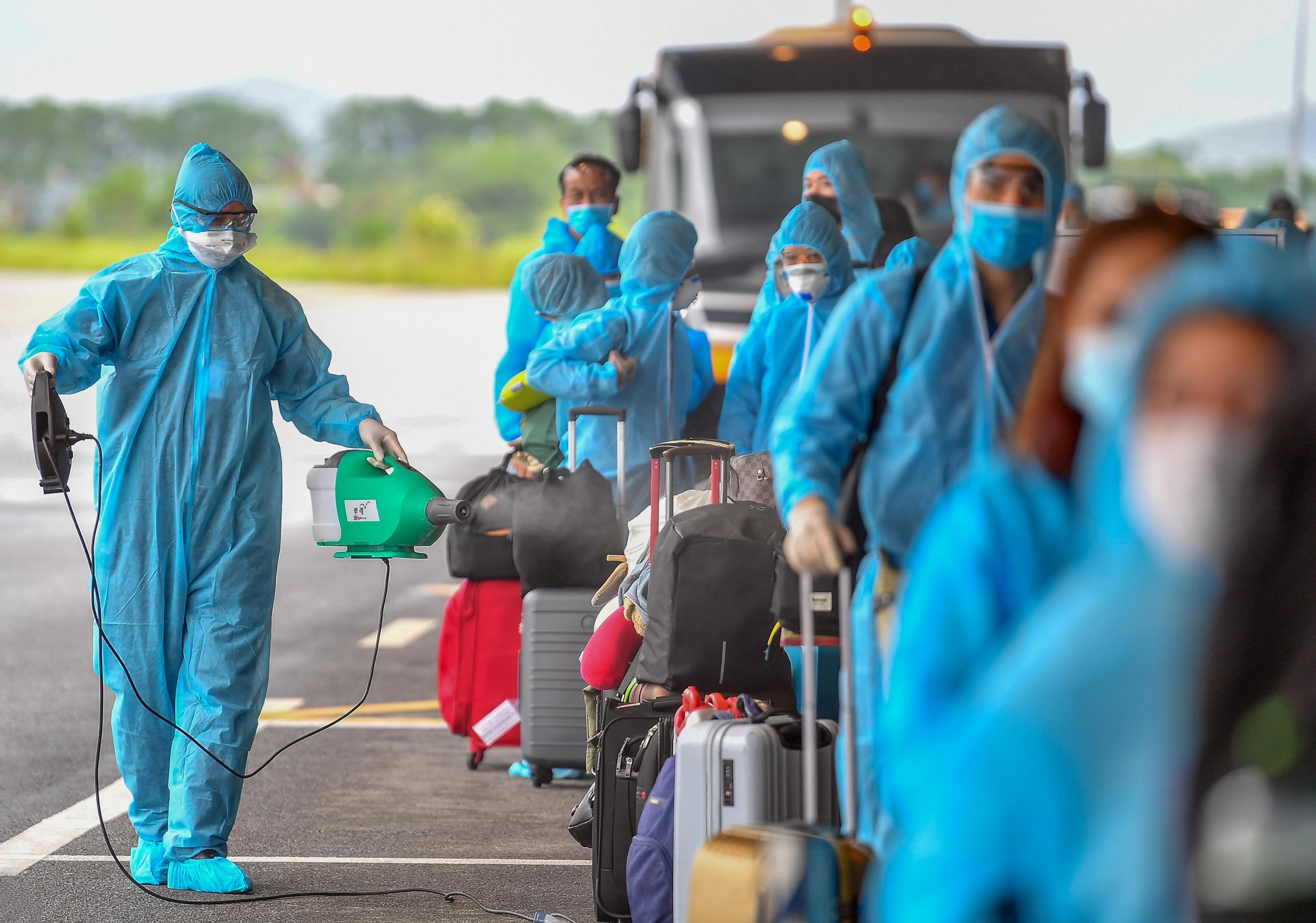 san-bay-van-don-da-don-hon-25500-hanh-khach-tu-cac-nuoc-co-dich-tren-the-gioi-2