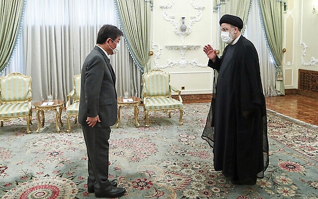Tổng thống Iran Ebrahim Raisi, phải, chào mừng Bộ trưởng Ngoại giao Nhật Bản Toshimitsu Motegi đến dự cuộc gặp tại văn phòng tổng thống, ở Tehran, Iran, vào ngày 22 tháng 8 năm 2021. 