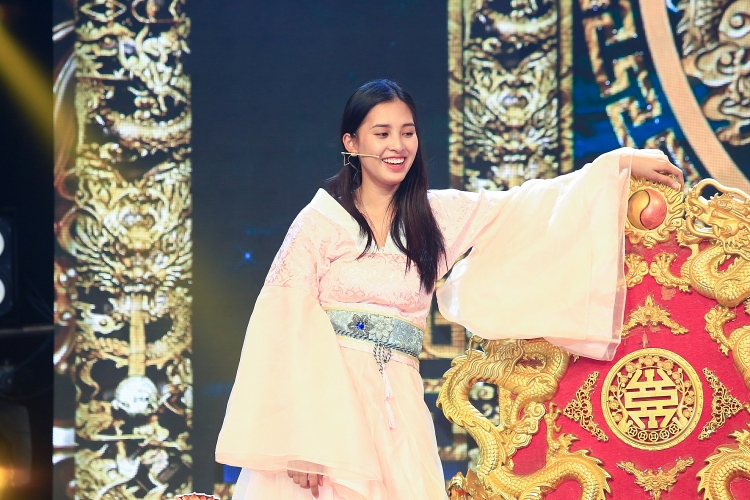 he lo hinh anh hoa hau tran tieu vy dong tao xuan ky hoi 2019