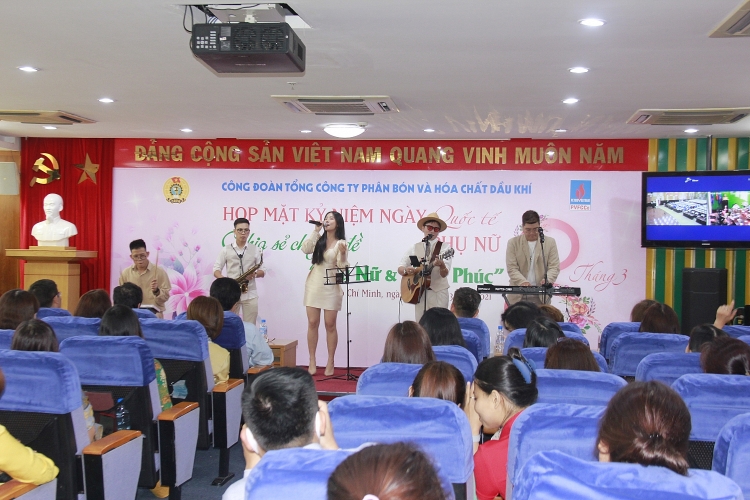 Phụ nữ PVFCCo họp mặt kỷ niệm Ngày 8/3 và bàn về “Phụ nữ và Hạnh phúc”