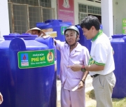 Công đoàn PVFCCo tặng bồn nước cho bà con vùng hạn mặn Bến Tre