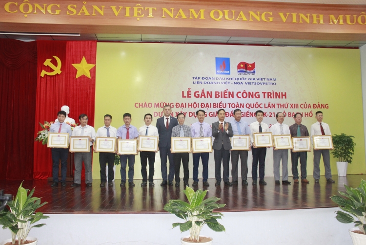 Gắn biển công trình 