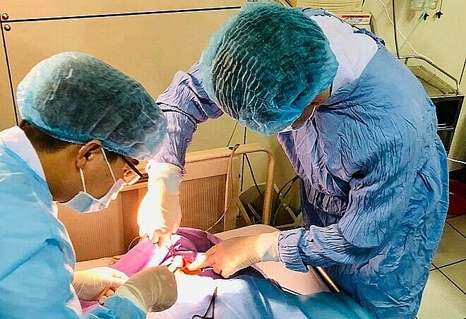 cuu mang benh nhan co giat toan than vi nhiem vi trung uon van o mui