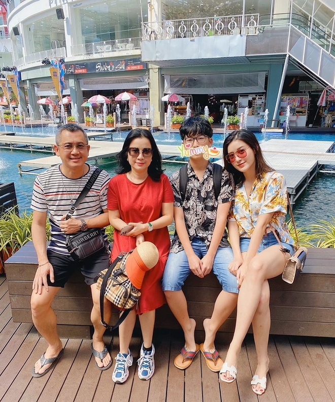 sao viet cung gia dinh va ban be du lich nuoc ngoai dip tet