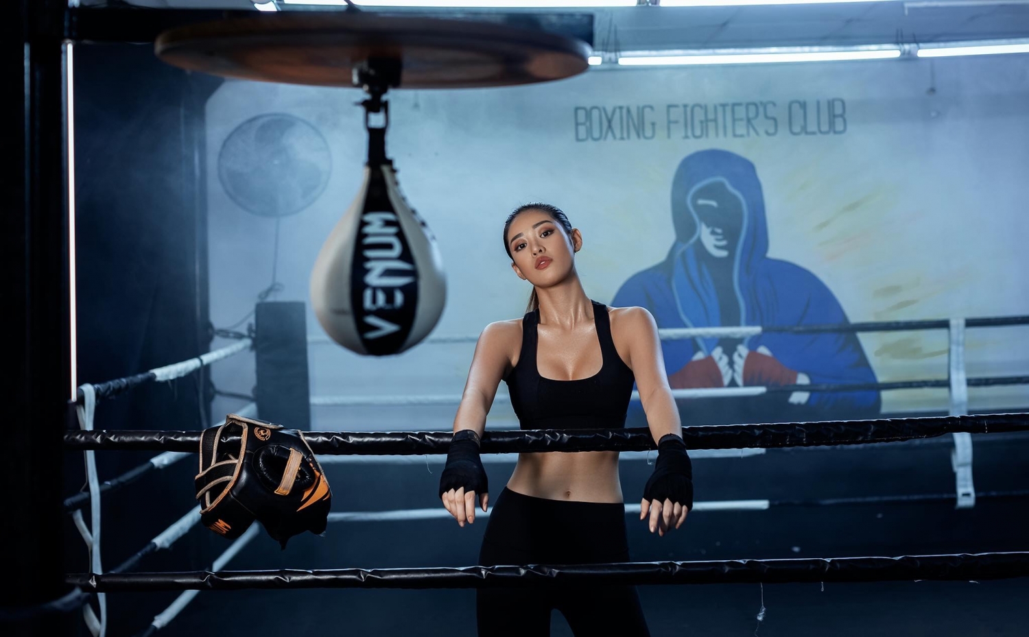 hoa hau khanh van sexy va ca tinh voi hinh tuong boxing girl