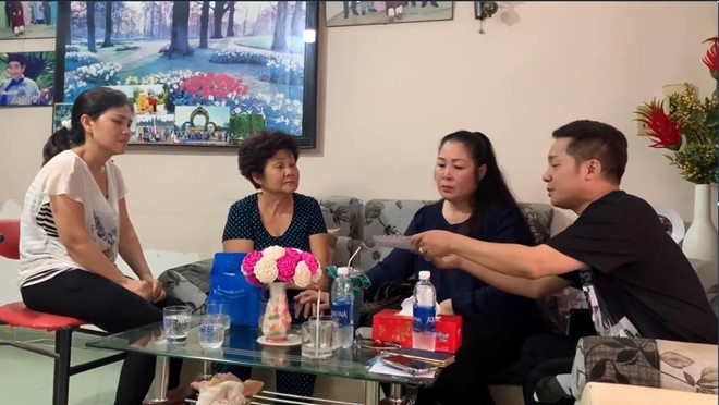 nghe si hong van va minh nhi trao gan 700 trieu cho gia dinh anh vu