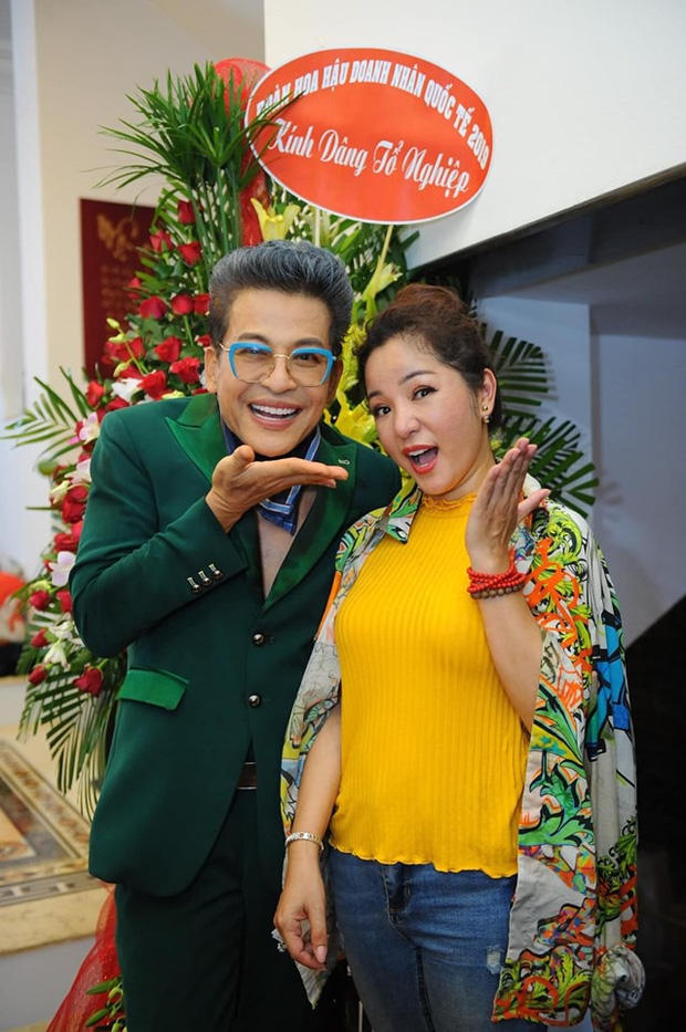Nghệ sĩ Thanh Bạch, Minh Nhí dâng hương cúng Tổ nghề tại nhà Thúy Nga nghe si thanh bach minh nhi dang huong cung to nghe tai nha thuy nga