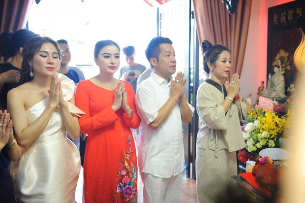 Nghệ sĩ Thanh Bạch, Minh Nhí dâng hương cúng Tổ nghề tại nhà Thúy Nga nghe si thanh bach minh nhi dang huong cung to nghe tai nha thuy nga