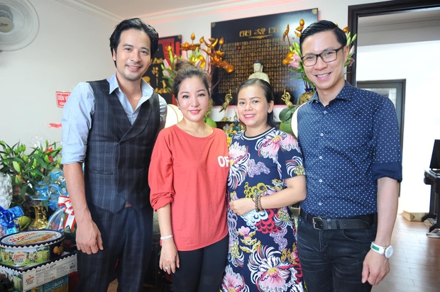Nghệ sĩ Thanh Bạch, Minh Nhí dâng hương cúng Tổ nghề tại nhà Thúy Nga nghe si thanh bach minh nhi dang huong cung to nghe tai nha thuy nga