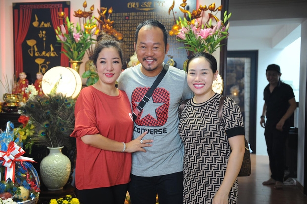 Nghệ sĩ Thanh Bạch, Minh Nhí dâng hương cúng Tổ nghề tại nhà Thúy Nga nghe si thanh bach minh nhi dang huong cung to nghe tai nha thuy nga