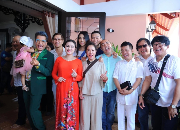 Nghệ sĩ Thanh Bạch, Minh Nhí dâng hương cúng Tổ nghề tại nhà Thúy Nga nghe si thanh bach minh nhi dang huong cung to nghe tai nha thuy nga